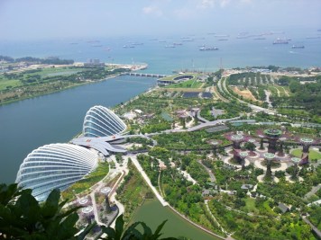Gardens by teh Bay: ganz links Flower Dome, daneben Cloud Forest, rechts die Supertrees