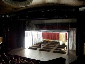 Eine Bühne voll mit Gräbern - am Ende ist alles verwüstet