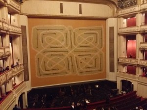 Der Eiserne Vorhang, in der Saison 2014/15 von der amerikanischen Künstlerin Joan Jonas