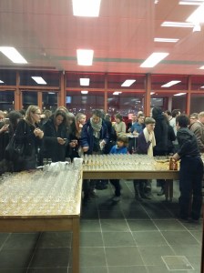 Gratis Sekt und Wein - das Gerangel ist größer als in der Ausstellung!