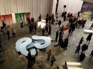 Der große mittlere Saal ist mit diversen Bettvariationen und -installationen bestückt 