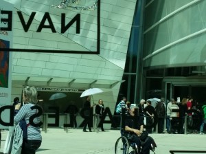 Ohne Sonnenschirme zergehen die Mitarbeiter vor dem Eingang ...