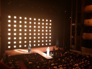 Die Bühne wird weit in den erleuchteten Zuschauerraum geführt