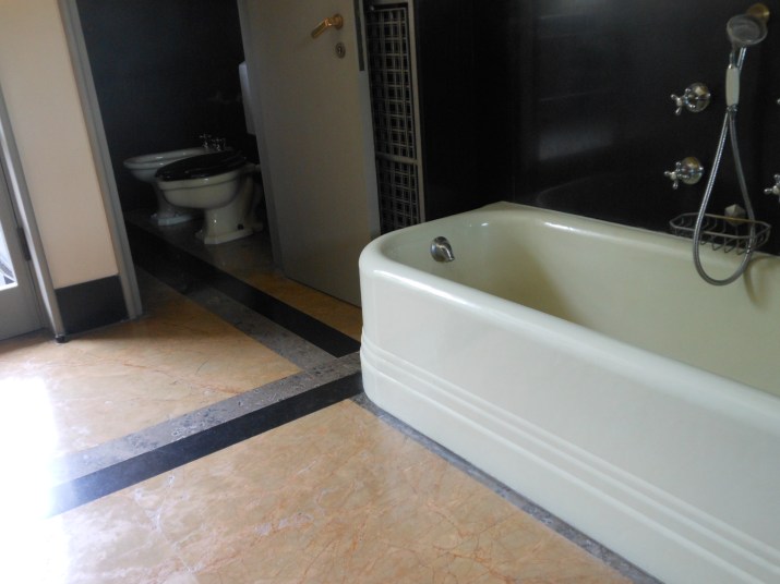 Villa Necchi, Badezimmerdetails ud Marmorboden