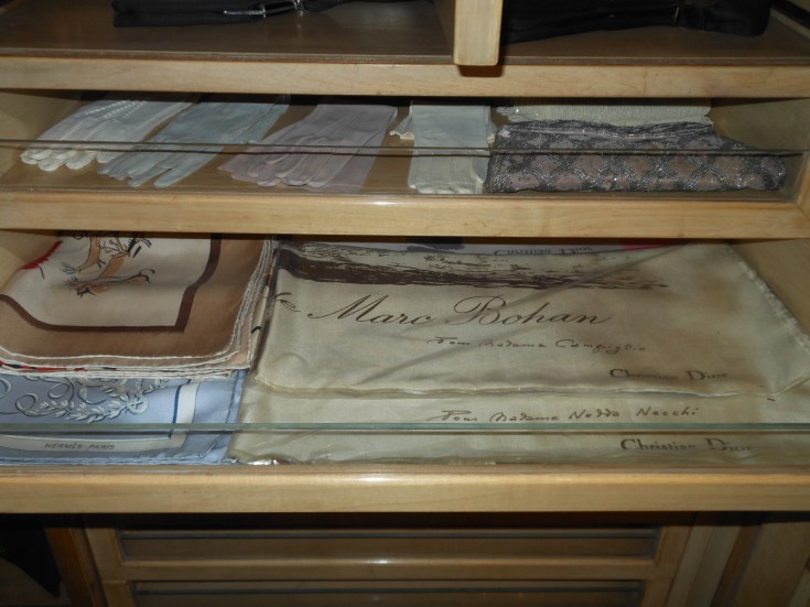 Villa Necchi, Tücher und Handschuhe in der garderobe