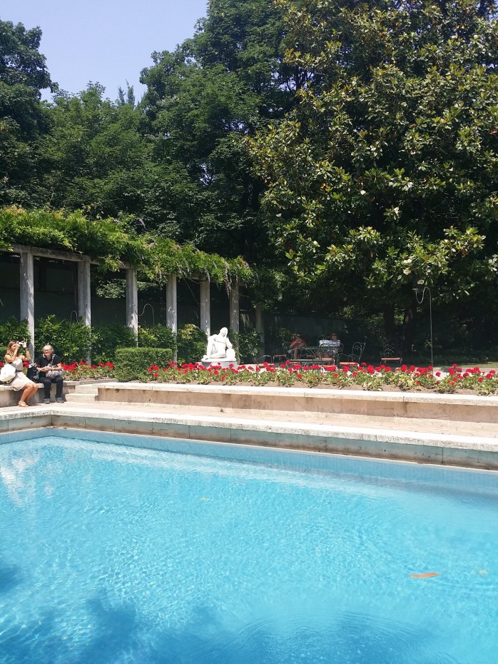 Villa Necchi, Garten mit Pool und Laubengang