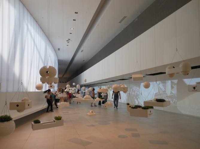 Der Künstler Laerte Ramos ließ sich für seine Hängeobjekte von der Architektur Oscar Niemeyers beeinflussen.