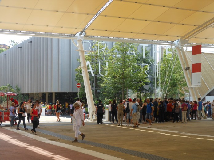 Warteschlange vor dem Österreichischen Pavillon