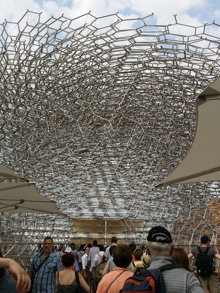 Der Weg führt ins Innere des Bienenstocks