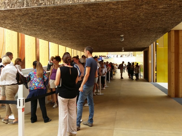 Lange Schlangen vor den Pavillons