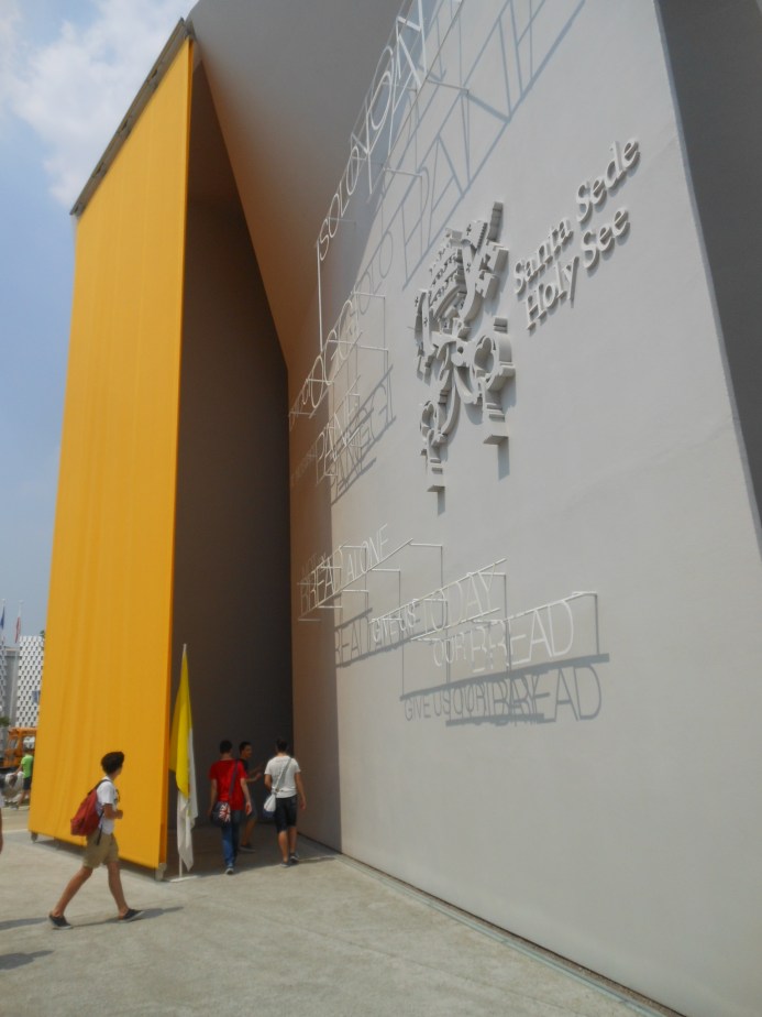 Durch den Eingangsschlitz dringt das Licht wie in einer Kathedrale ins Innere.