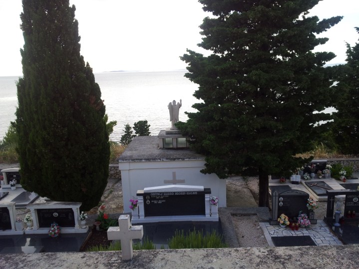 Friedhof mit Aussicht auf Kaprije (Kroatien)