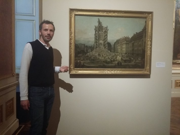 Kurator Georg Lechner vor Canalettos "Die Ruine der Kreuzkirche"