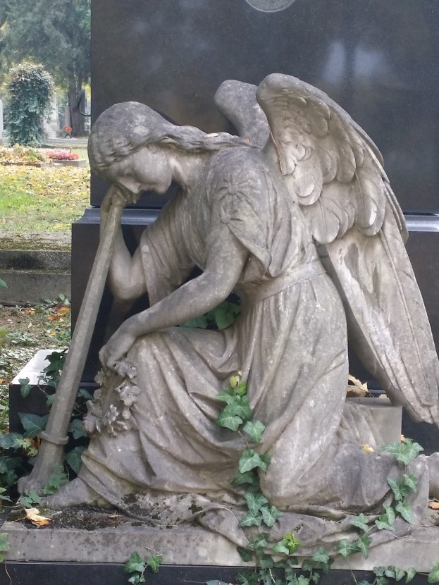 Eine nach unten gerichtete Fackel mit erlöschender Flamme des Todesgottes Thanatos gilt als Symbol des erlöschenden Lebens (Zentralfriedhof)