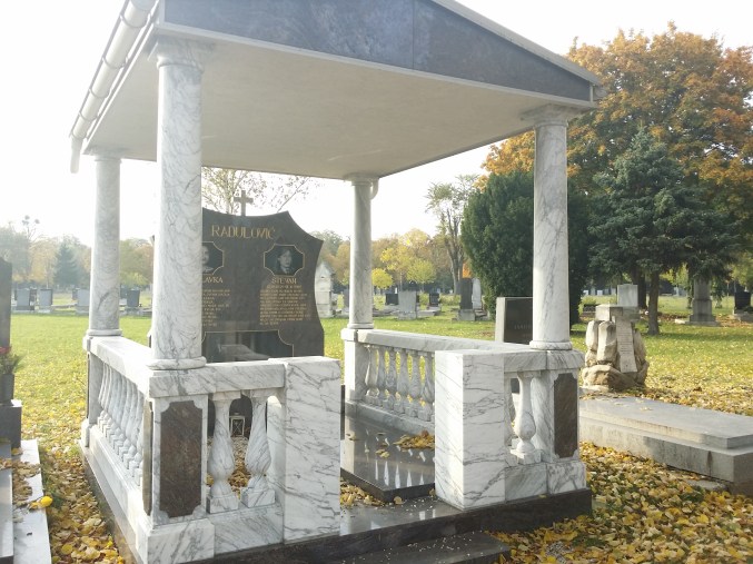 Über Geschmack läßt sich ja nicht streiten, das gilt auch am Friedhof ... (Zentralfriedhof)