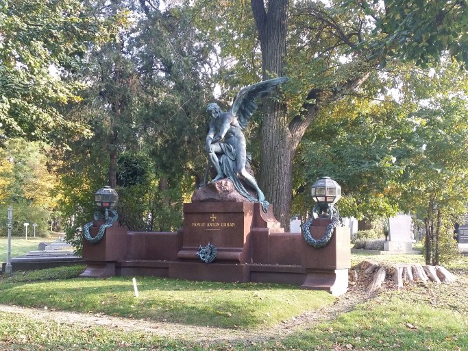 Auch hier die erlöschende Flamme des Todesengels (Zentralfriedhof)