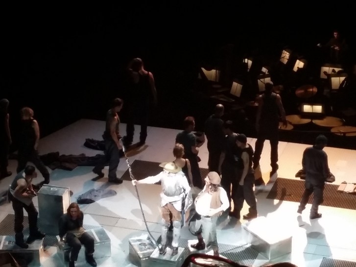 Don Quixote (Robert Meyer) und sein Diner Sancho (Boris Pfeifer) ziehen aus, die Welt zu retten