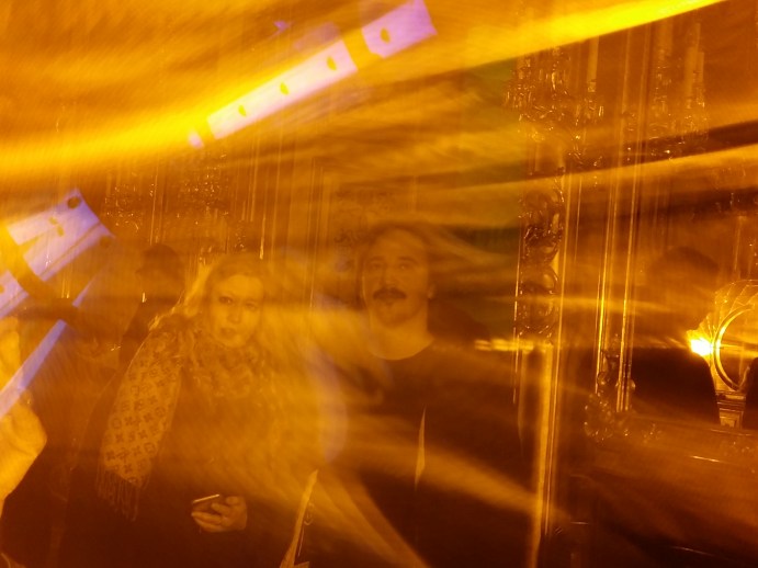 "Eye see you" (2006) taucht das Goldkabinett in gelbes Licht