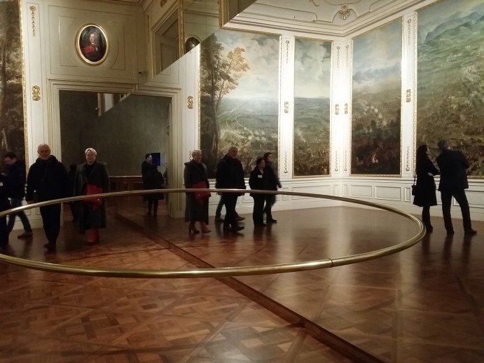 "Wishes versus wonders" (2015) - ein halbkreisförmiger Messingring mit 5 Metern Durchmesser, verdoppelt im Spiegel