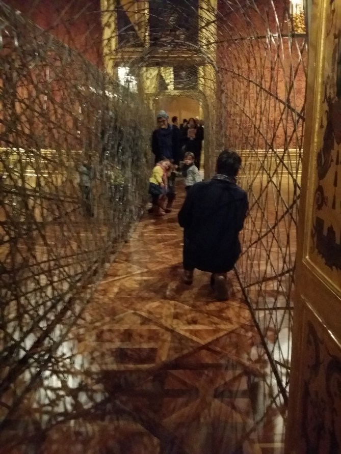 Kinder haben eine Hetz im "Fivefold tunnel" (2000)