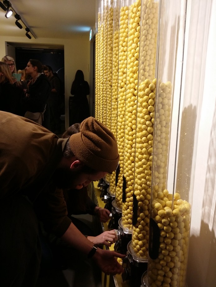 Wie glücklich sind Sie? Auf einer Skala von 1-10? Nehmen Sie einen Kaugummi aus dem entsprechenden Automaten