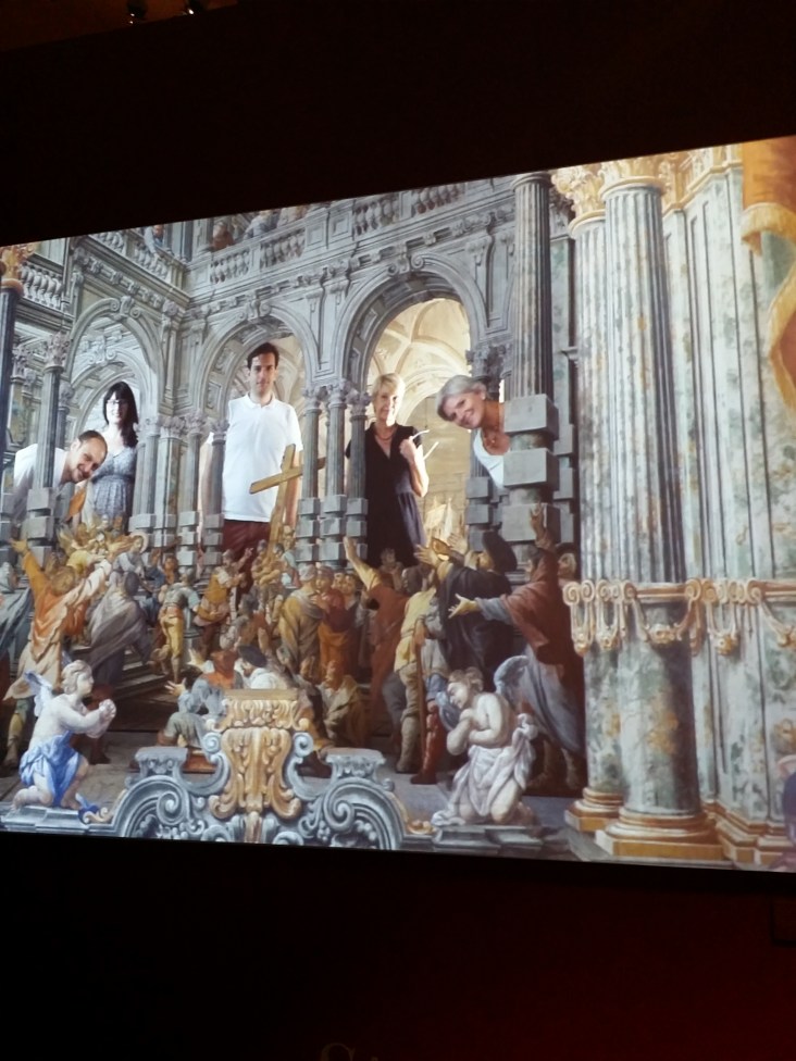 Ein Film zeigt das Heilige Grab im Stift Zwettl, das wie eine Theaterbühne aufgebaut ist.