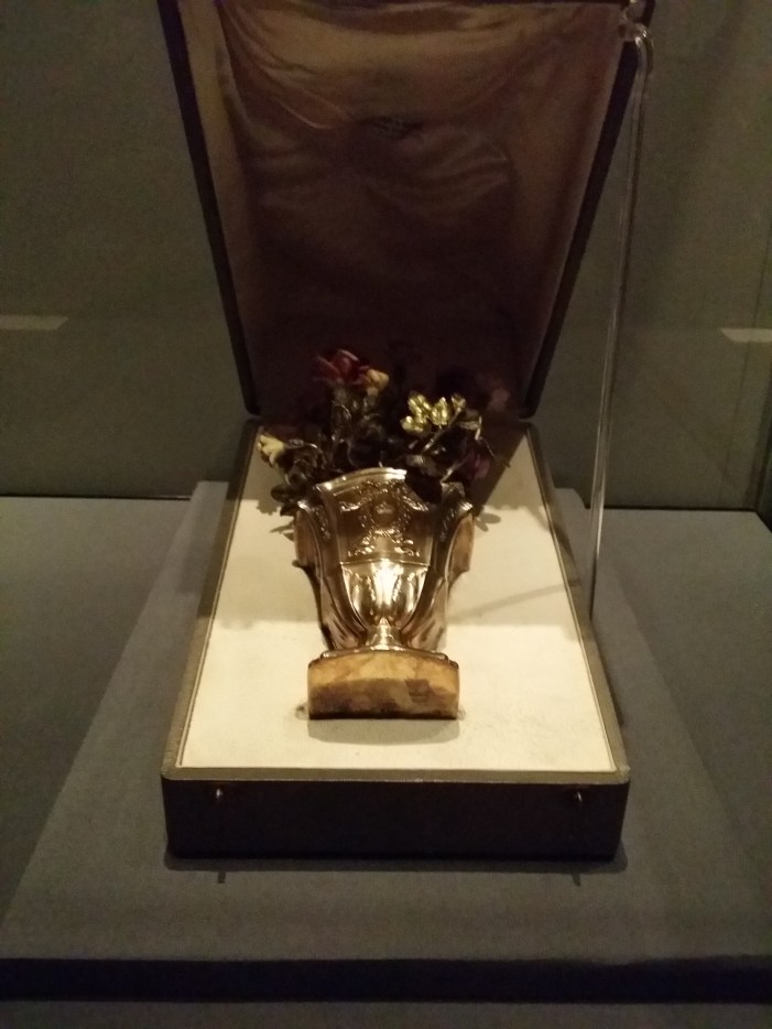 Kassette mit Porzellanrosenstrauß - ein Versöhnungsgeschenk Franz Josephs an Elisabeth nach einem Streit