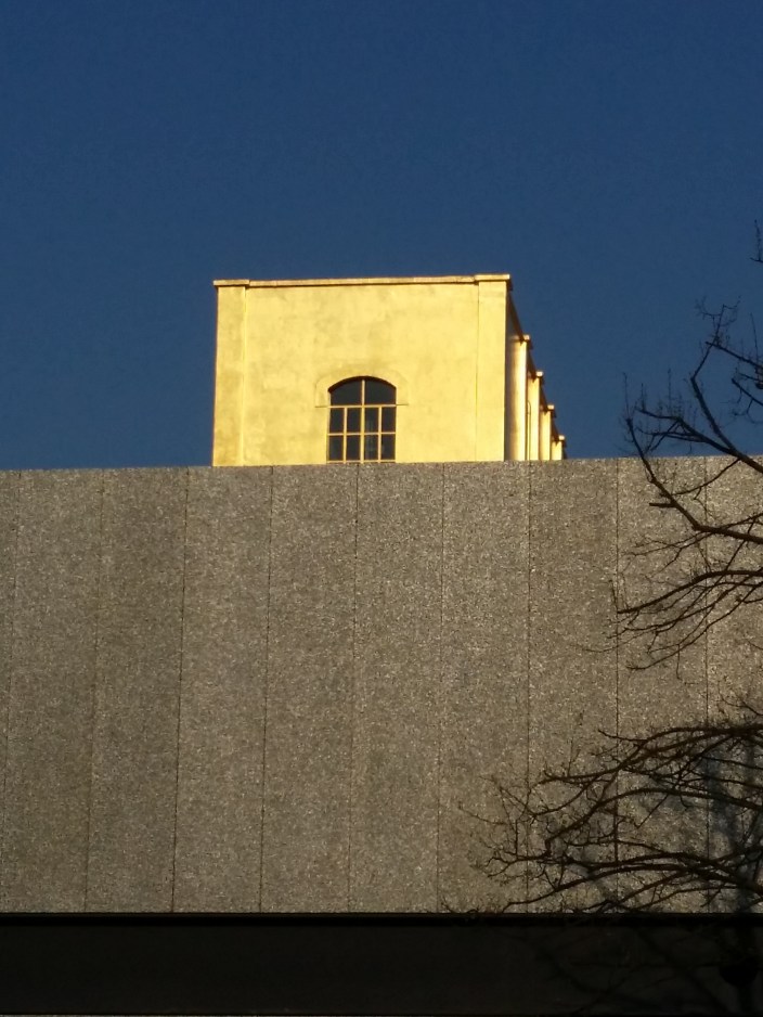 Gold vor strahlend baluem Himmel