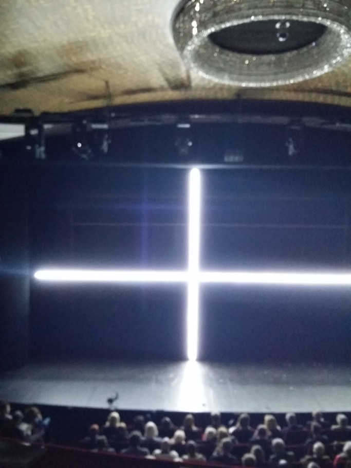 Das Bühnenbild von Florian Parbs hält einige Überraschungen parat.