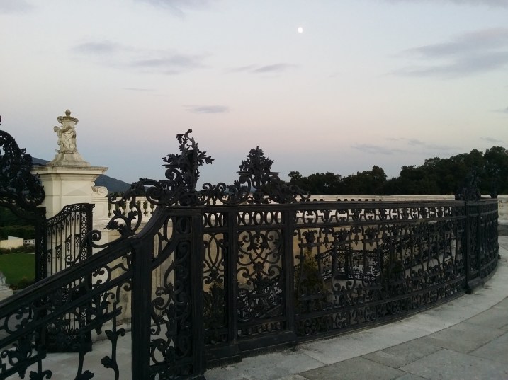 Und wirklich kitschig wird es, wenn der Mond aufgeht...