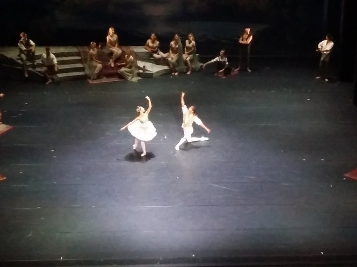 Das Liebespaar Conrad und Médora (Robert Gabdullin und Maria Yakovleva)