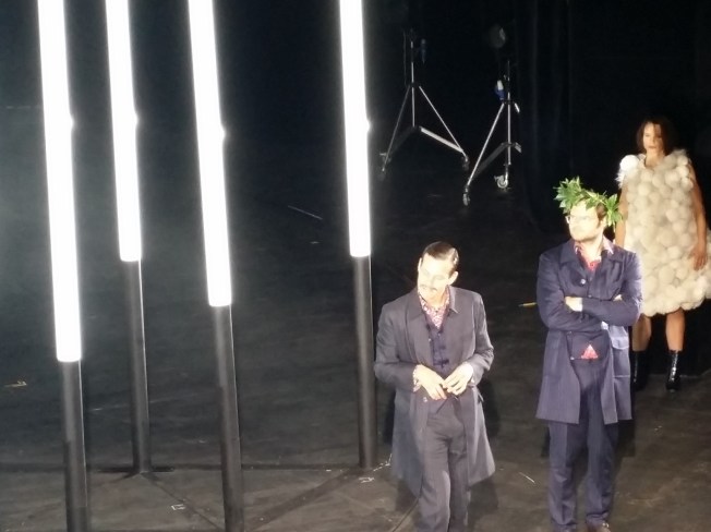 Torquato Tasso (Philipp Hauß) mit dem Dichterkranz und Antonio (Ole Lagerpusch)