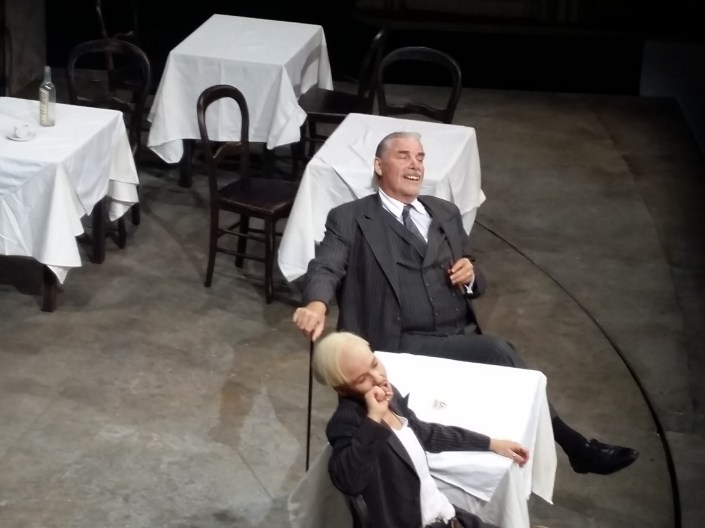 Peter Simonischek als Panatlone sieht mit den falschen Zähnen wie in seinem Kinohit "Toni Erdmann" aus, daneben Andrea Wenzl (Beatrice, verkleidet als ihr toter Bruder)