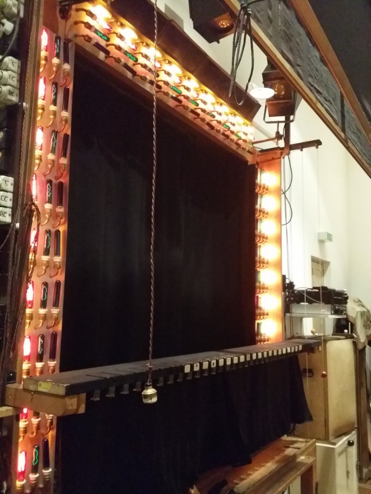 Backstage mit voller Lichttechnik