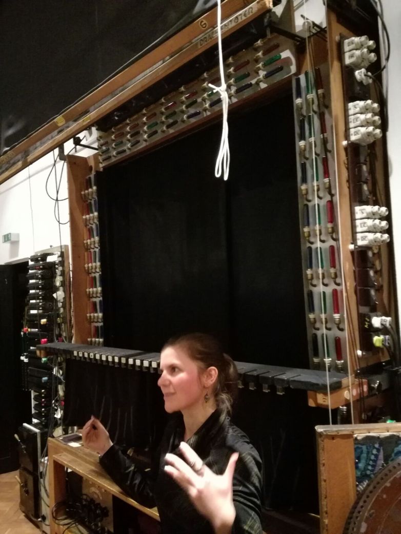 Die Textilrestauratorin Angela Sixt, die die Hauptverantwortliche für die Teschner-Figuren im Museum ist.