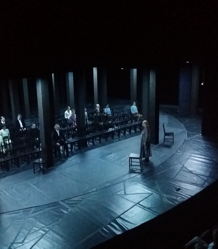 der Verhandlungssal - düster wie der Rest des Stückes