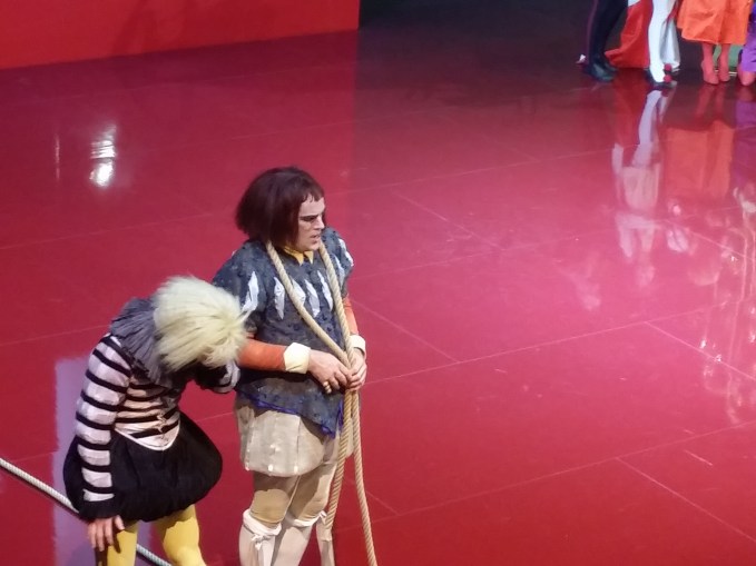 Die beiden Doppelzwillinge Antipholus (r., sebastian Blomberg) und Dromio (l. Simon Jensen)