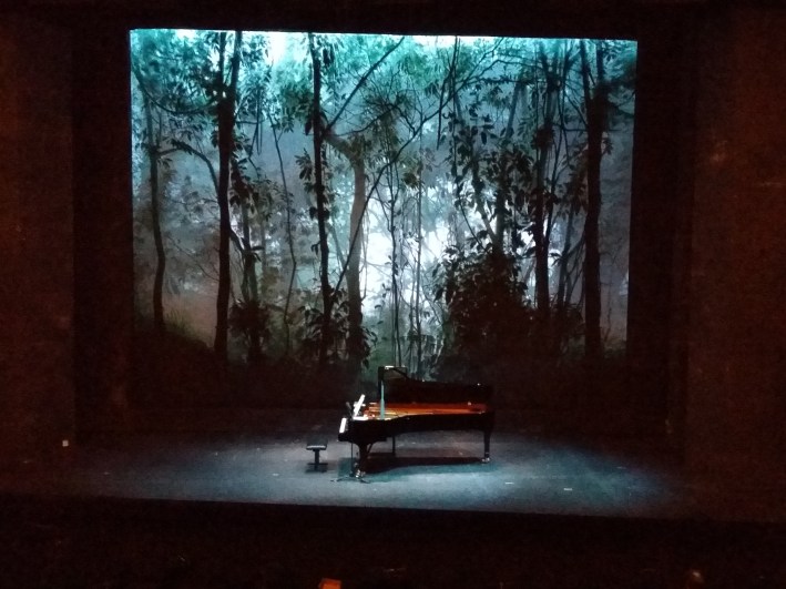 Das Bühnenbild der laufenden Produktion, Henry Purcells "The Fairy Queen", paßt gut zur "Zauberflöte"