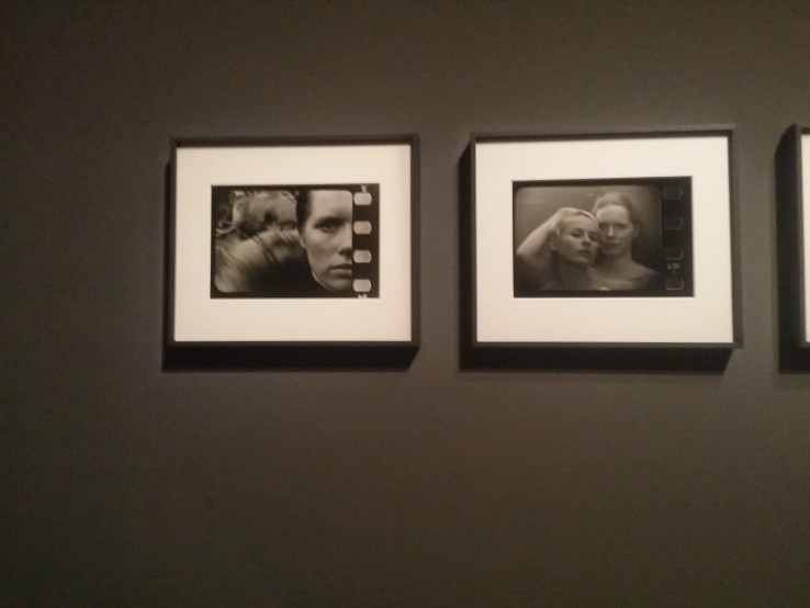 Um die Bewegtheit der Bilder zu suggerieren griffen manche Fotografen zum einem Trick und montierten Filmränder an die Bildseiten. 